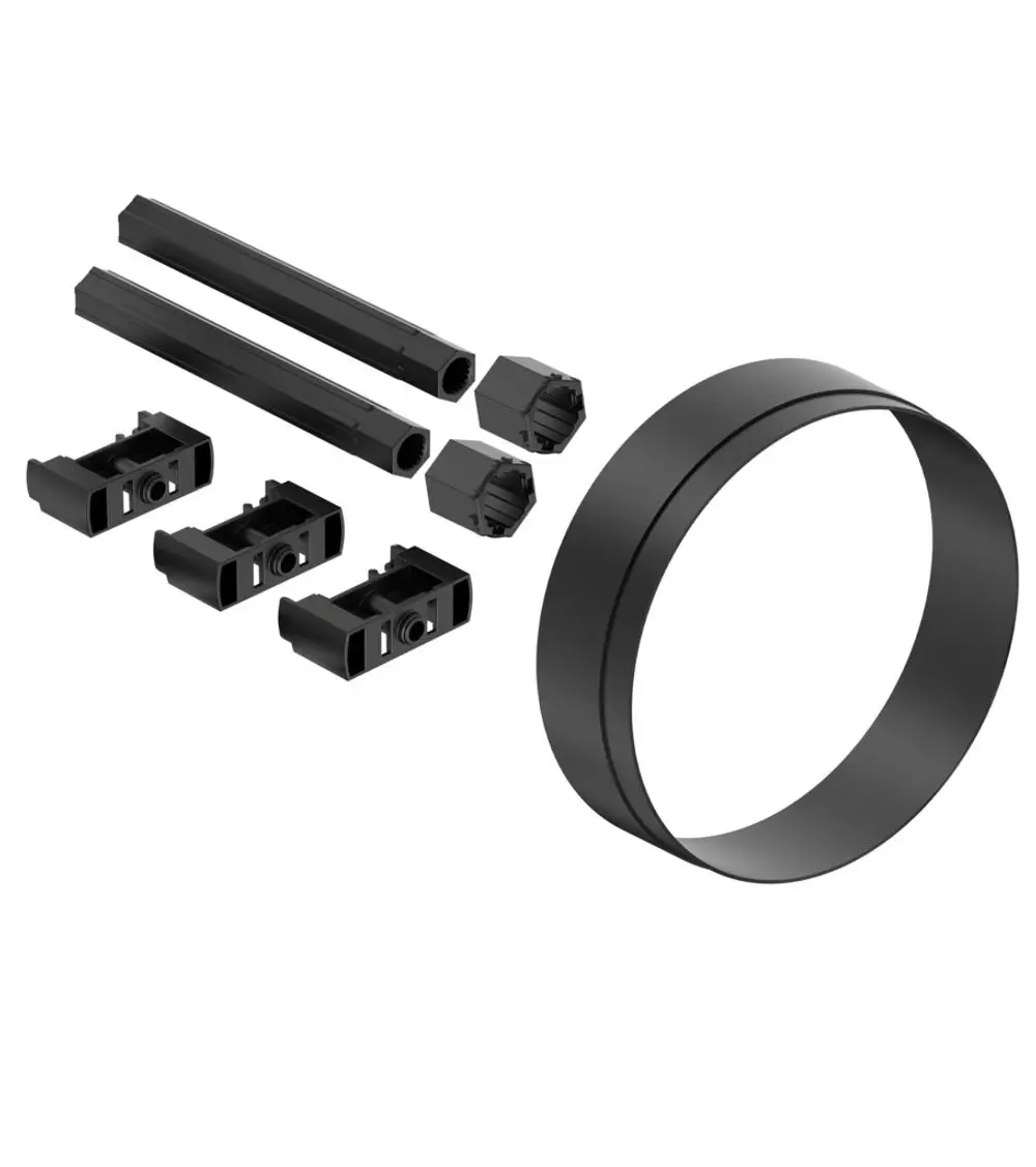 Schwarz glänzendes Set bestehend aus zwei langen Profilen, mehreren Verbindungsstücken und einem Ring, geeignet für die Installation in Verbindung mit Hansgrohe-Produkten.